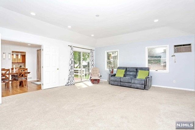 8 6th Street, Park Ridge, NJ 07656