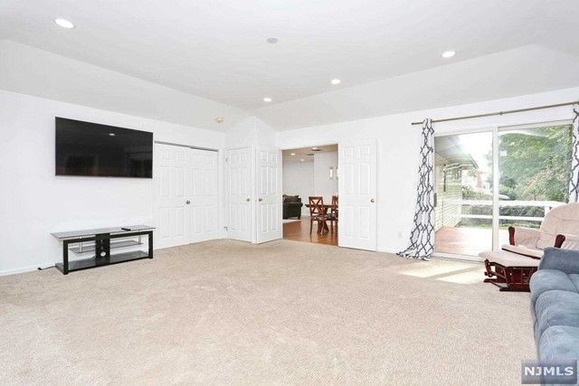 8 6th Street, Park Ridge, NJ 07656