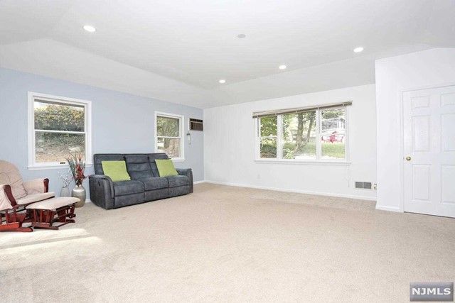 8 6th Street, Park Ridge, NJ 07656