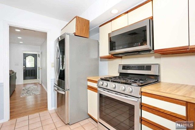 8 6th Street, Park Ridge, NJ 07656