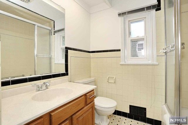 8 6th Street, Park Ridge, NJ 07656