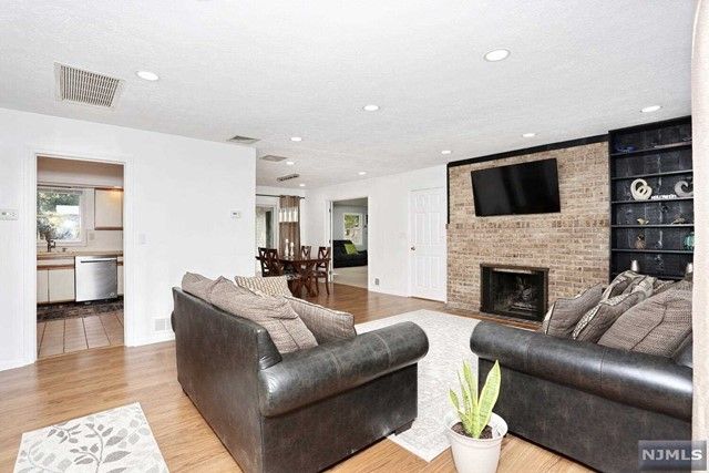 8 6th Street, Park Ridge, NJ 07656
