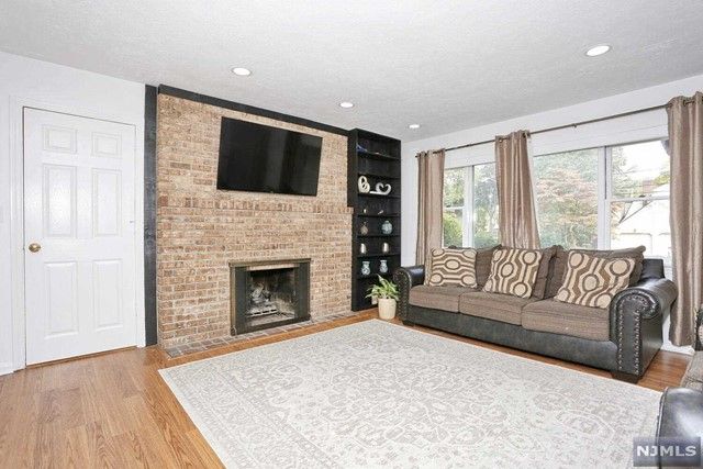 8 6th Street, Park Ridge, NJ 07656