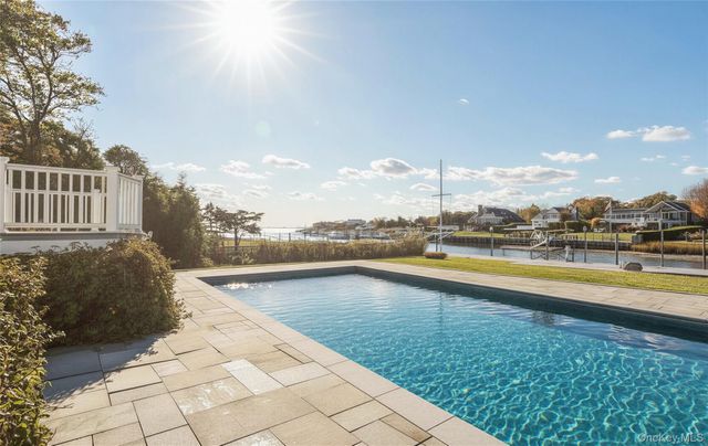 20 Penny Lane, Hampton Bays, NY 11946