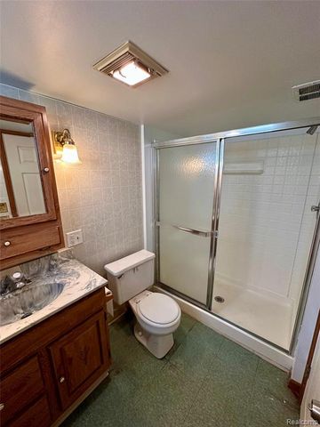 6790 Winona Avenue, Allen Park, MI 48101