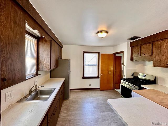 6790 Winona Avenue, Allen Park, MI 48101