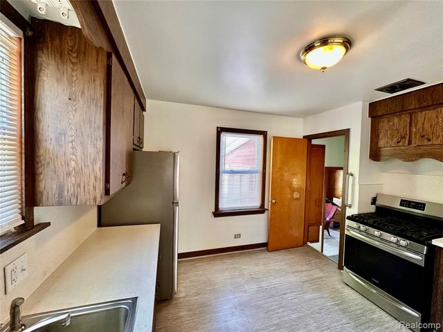 6790 Winona Avenue, Allen Park, MI 48101