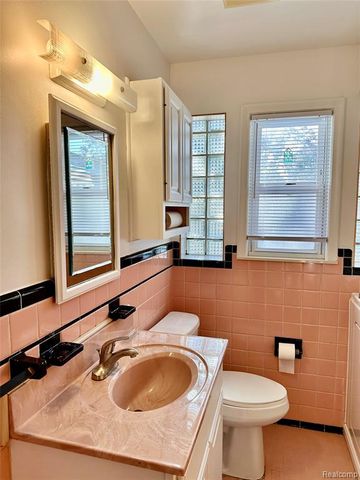 6790 Winona Avenue, Allen Park, MI 48101