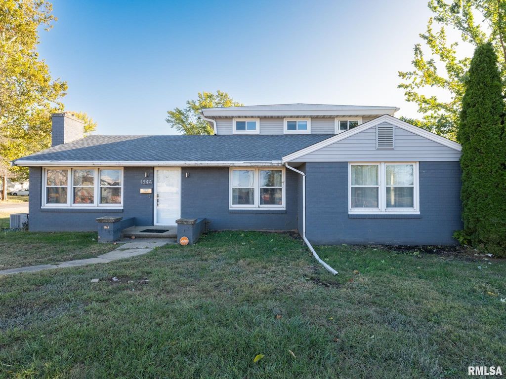 1844 COURT Street, Pekin, IL 61554