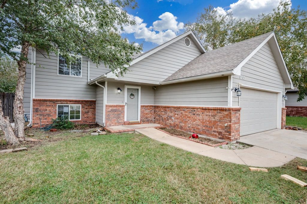 1705 N Redbarn Cir, Wichita, KS 67212