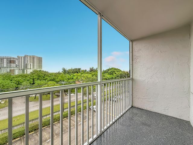 16851 NE 23RD Avenue A608, North Miami Beach, FL 33160