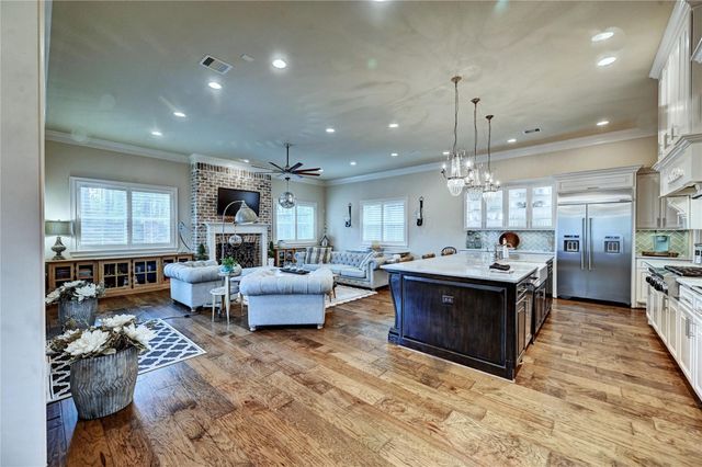 188 Mcgoey Circle, Shenandoah, TX 77384