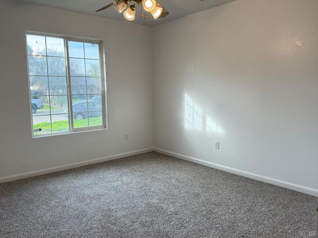 946 W Mammoth Pool Way, Hanford, CA 93230