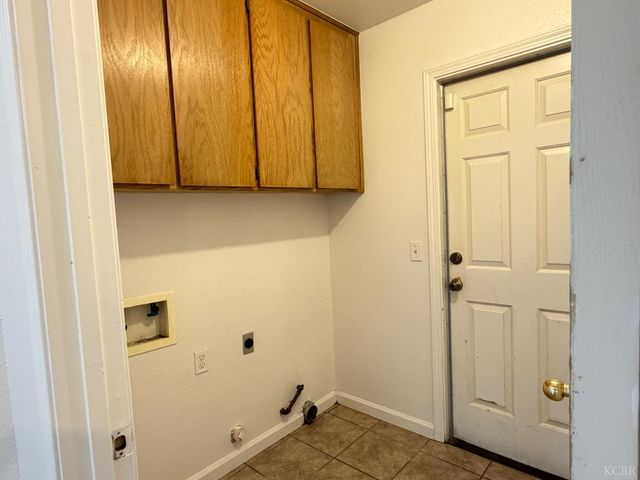 946 W Mammoth Pool Way, Hanford, CA 93230