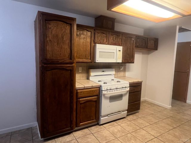 946 W Mammoth Pool Way, Hanford, CA 93230