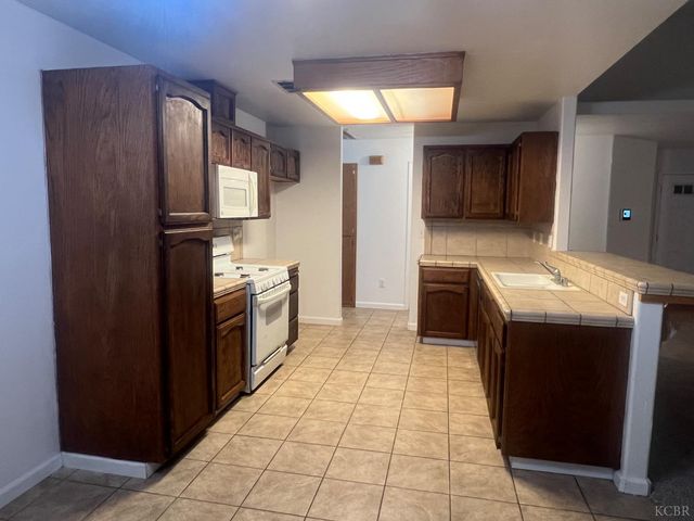 946 W Mammoth Pool Way, Hanford, CA 93230