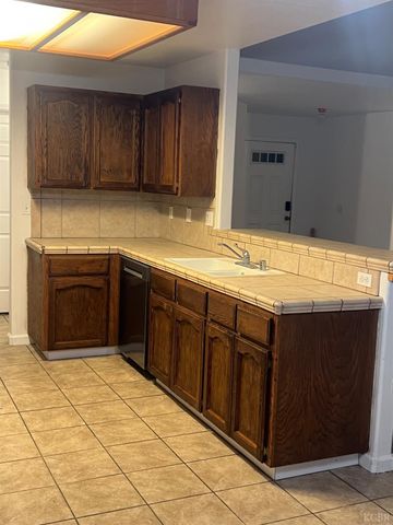 946 W Mammoth Pool Way, Hanford, CA 93230