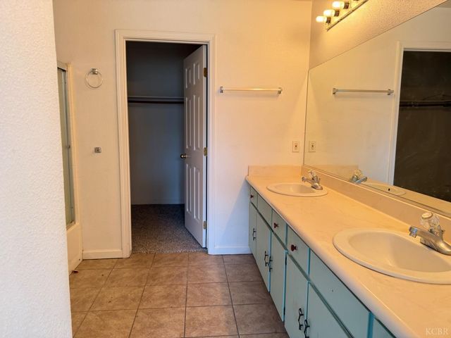 946 W Mammoth Pool Way, Hanford, CA 93230