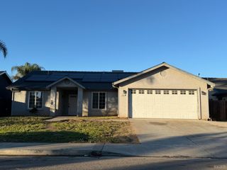 946 W Mammoth Pool Way, Hanford, CA 93230