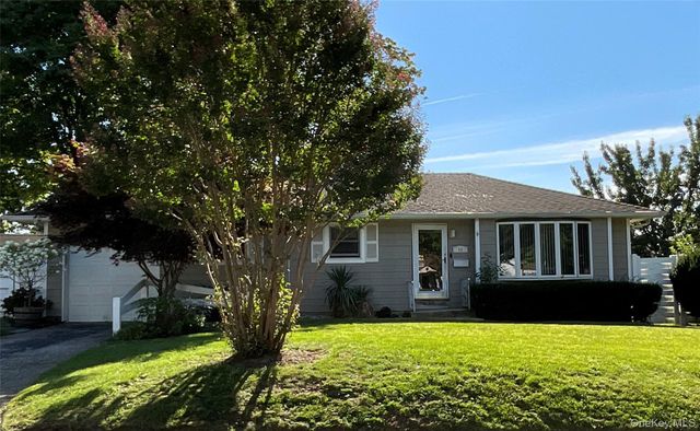 28 Pleasant Avenue, Farmingdale, NY 11735