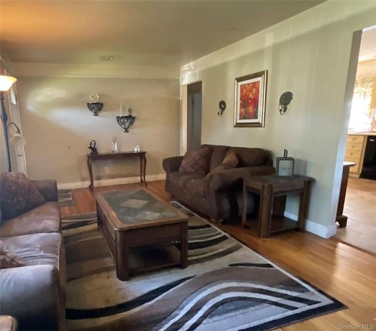 28 Pleasant Avenue, Farmingdale, NY 11735