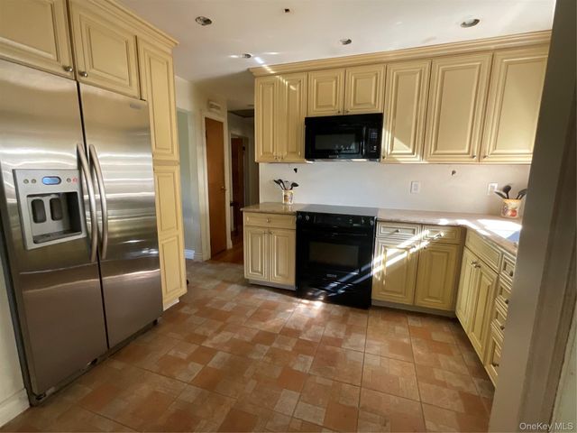 28 Pleasant Avenue, Farmingdale, NY 11735