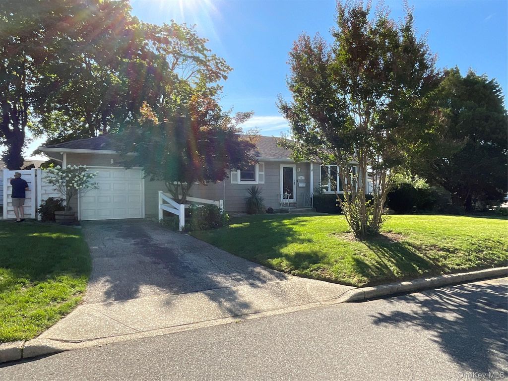 28 Pleasant Avenue, Farmingdale, NY 11735 — exterior