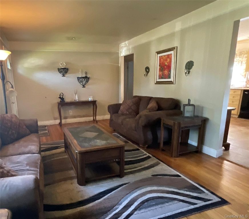 28 Pleasant Avenue, Farmingdale, NY 11735 — photo 3