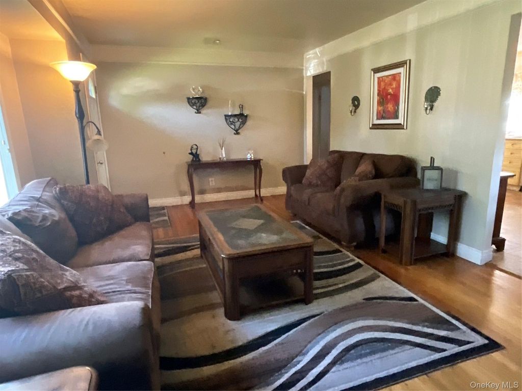 28 Pleasant Avenue, Farmingdale, NY 11735 — photo 4