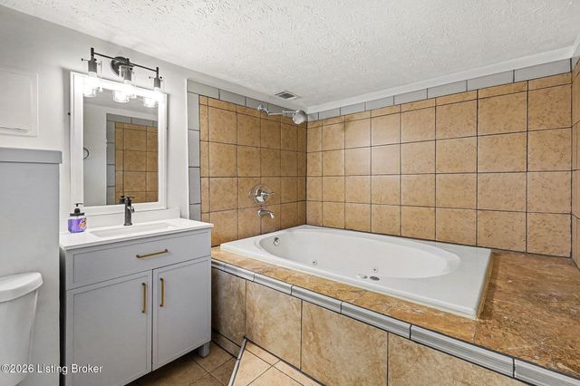 105 Tracy Ct, Radcliff, KY 40160