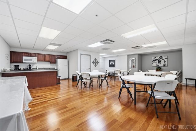 10 N Gilbert Street 217, South Elgin, IL 60177