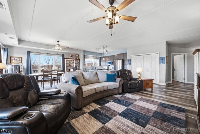 10 N Gilbert Street 217, South Elgin, IL 60177