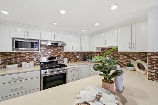 751 W Middlefield Road C, Mountain View, CA 94043