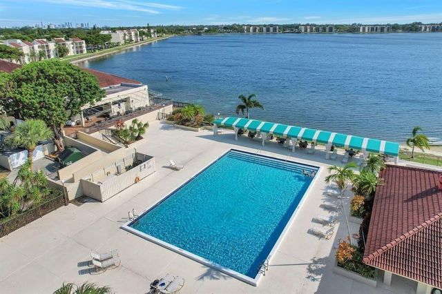110 LAKE EMERALD Drive 409, Oakland Park, FL 33309