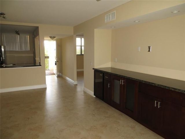 110 LAKE EMERALD Drive 409, Oakland Park, FL 33309