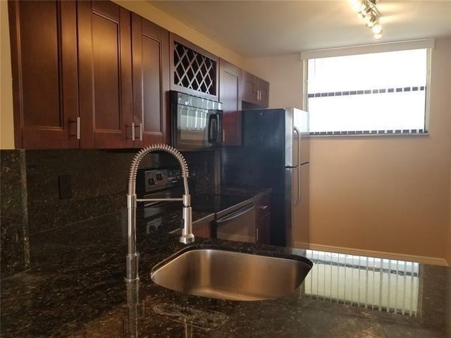 110 LAKE EMERALD Drive 409, Oakland Park, FL 33309