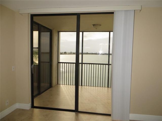 110 LAKE EMERALD Drive 409, Oakland Park, FL 33309