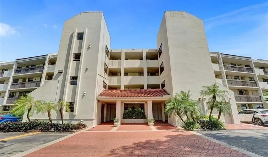 110 LAKE EMERALD Drive 409, Oakland Park, FL 33309