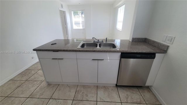 520 SW 5th St 203, Miami, FL 33130