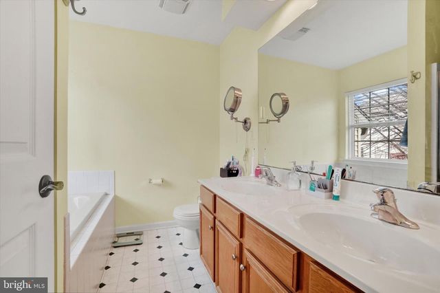 2705 STEEPLE CHASE DR, York, PA 17402