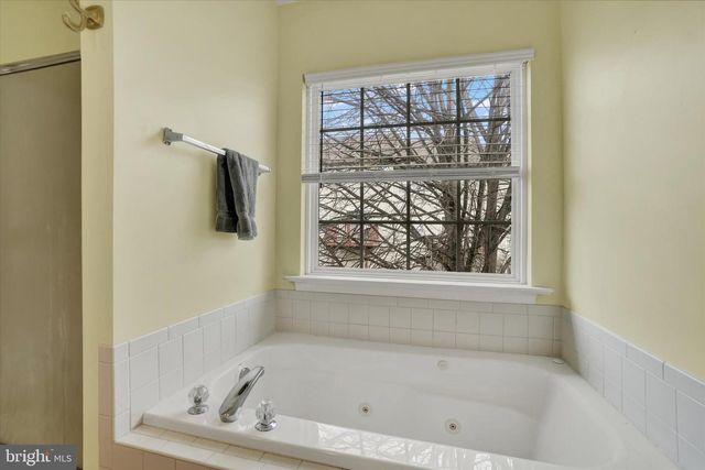 2705 STEEPLE CHASE DR, York, PA 17402