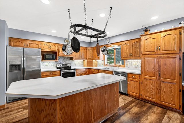 7009 Barber CIRCLE, West Bend, WI 53090