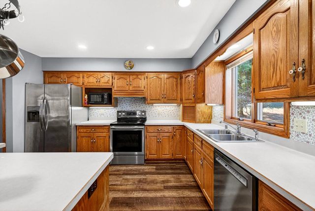 7009 Barber CIRCLE, West Bend, WI 53090