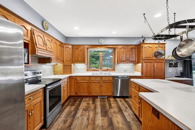 7009 Barber CIRCLE, West Bend, WI 53090