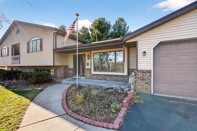 7009 Barber CIRCLE, West Bend, WI 53090