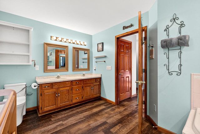 7009 Barber CIRCLE, West Bend, WI 53090