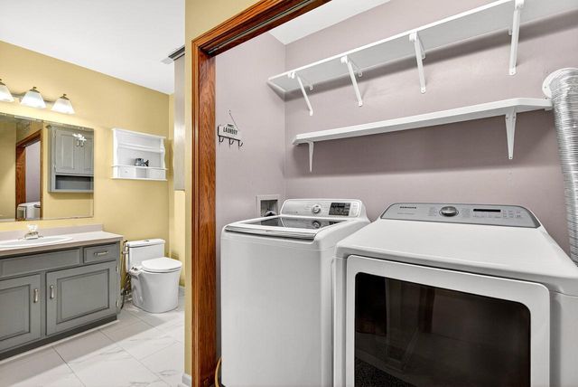 7009 Barber CIRCLE, West Bend, WI 53090