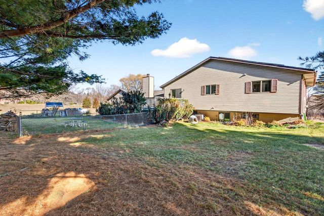 7009 Barber CIRCLE, West Bend, WI 53090