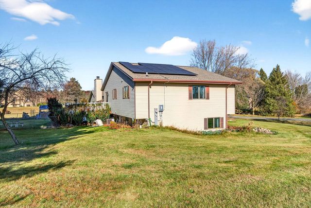 7009 Barber CIRCLE, West Bend, WI 53090