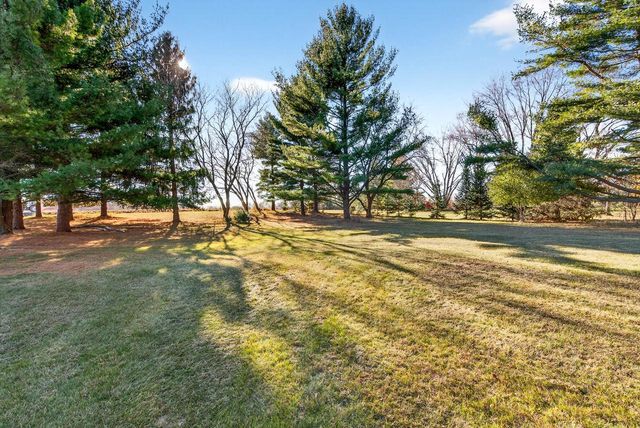 7009 Barber CIRCLE, West Bend, WI 53090